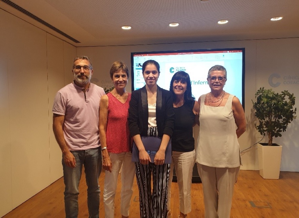 Una estudiant del Campus Docent rep la beca de la Fundació Corachan